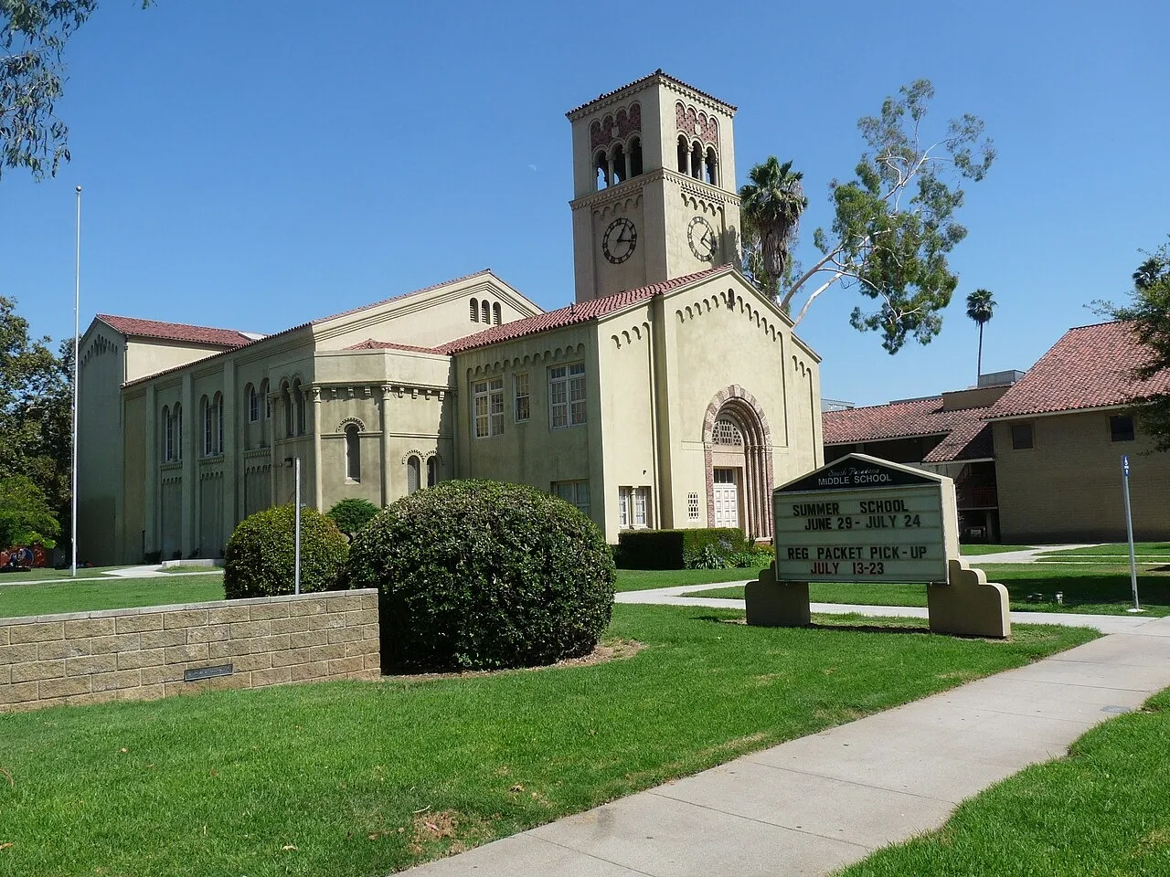 South Pasadena Middle School (28 July 2009). South Pasadena, CA.