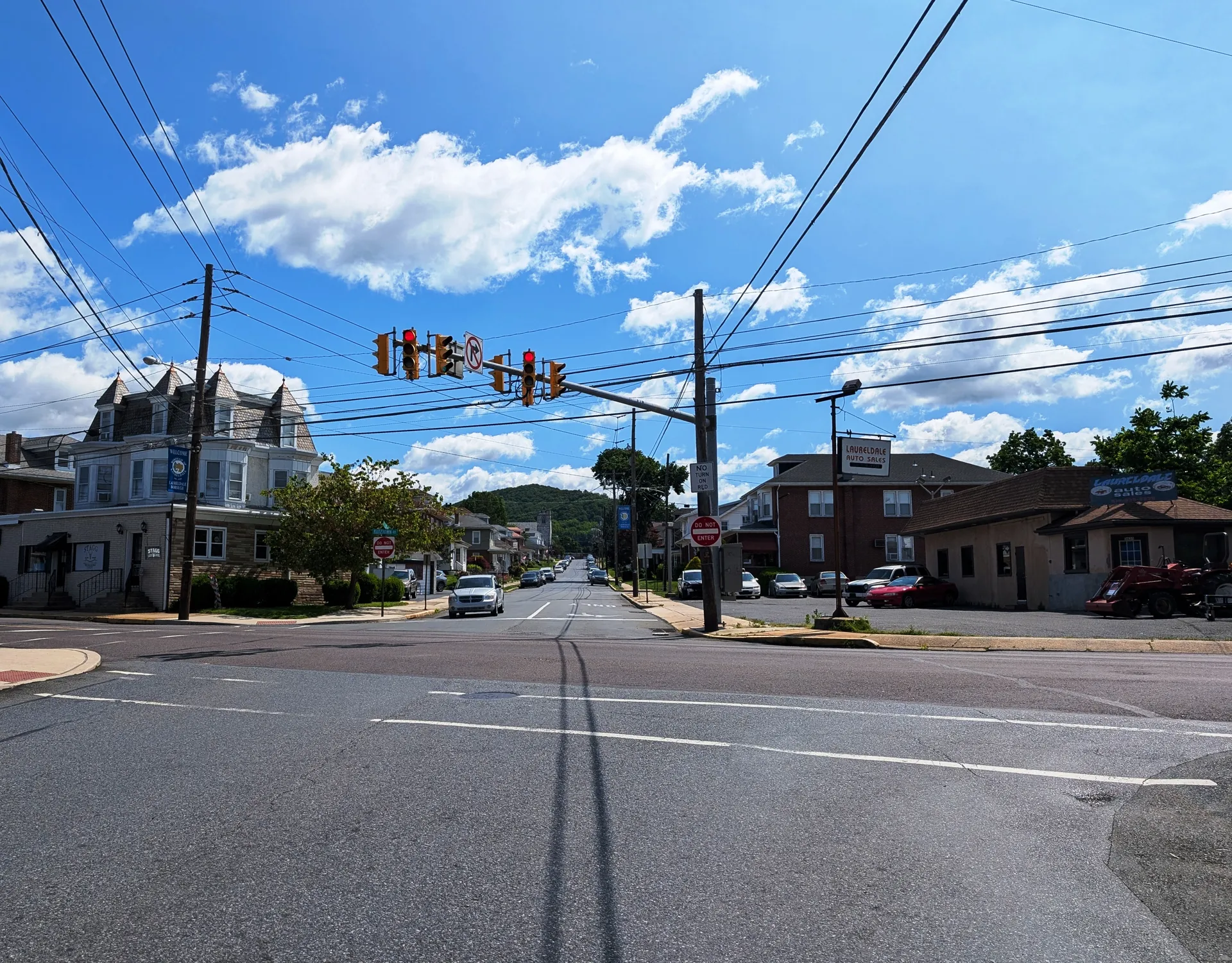 Bellevue Avenue crosses Kutztown Road in Laureldale under traffic signals, flanked by houses and shops.