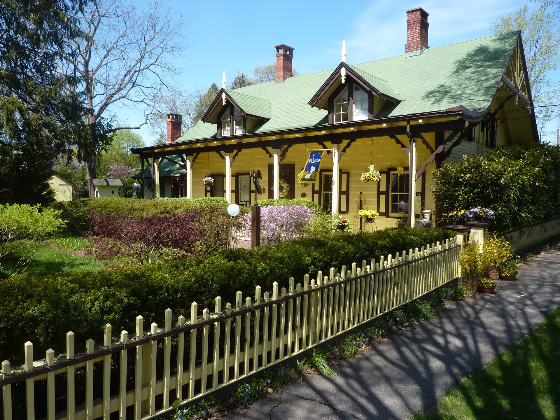 Historic Henry Townsend House with a picket fence in Lloyd Harbor, New York.