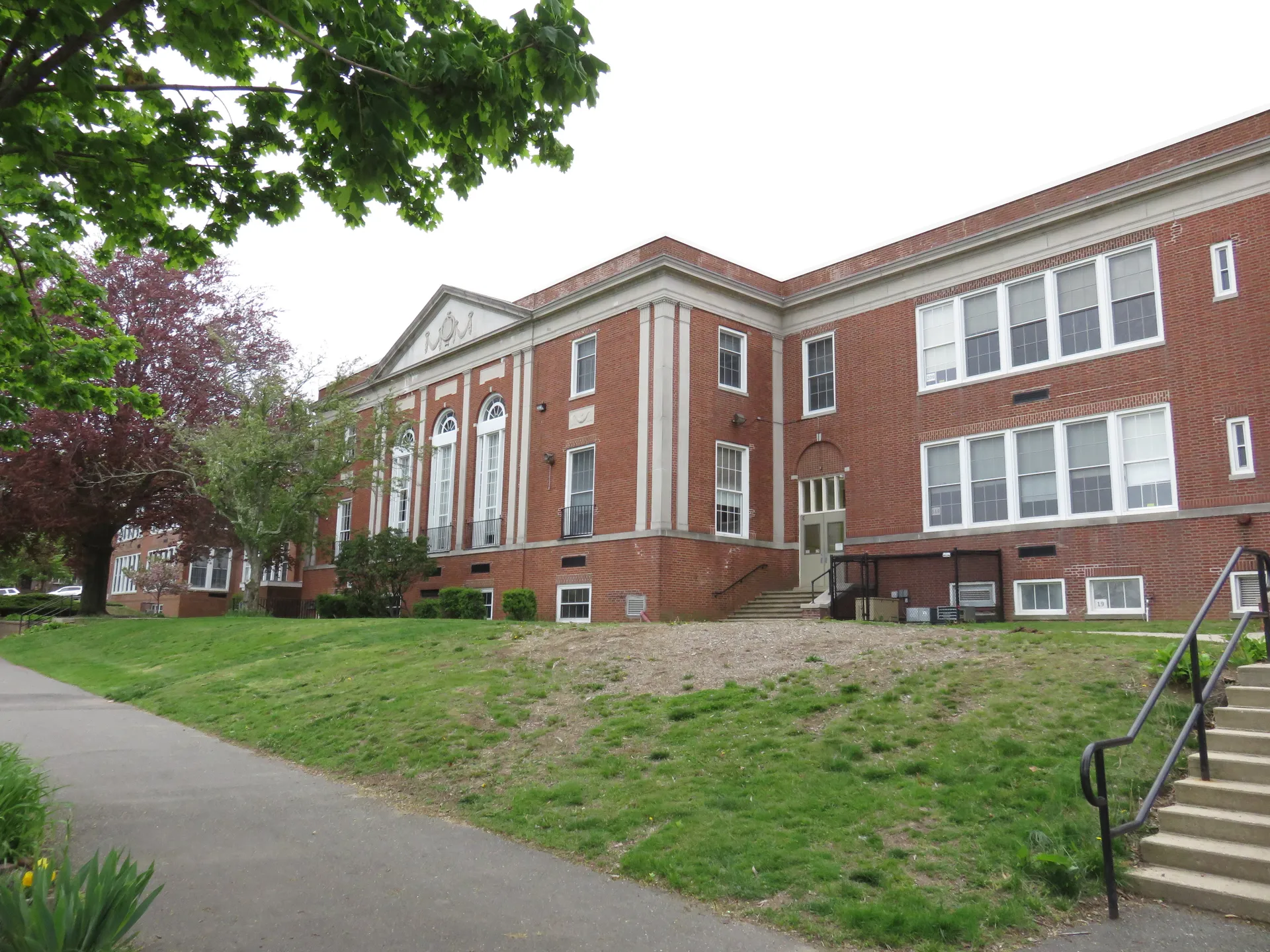 Brick Glen Head School building with white trim in Glen Head, New York.
