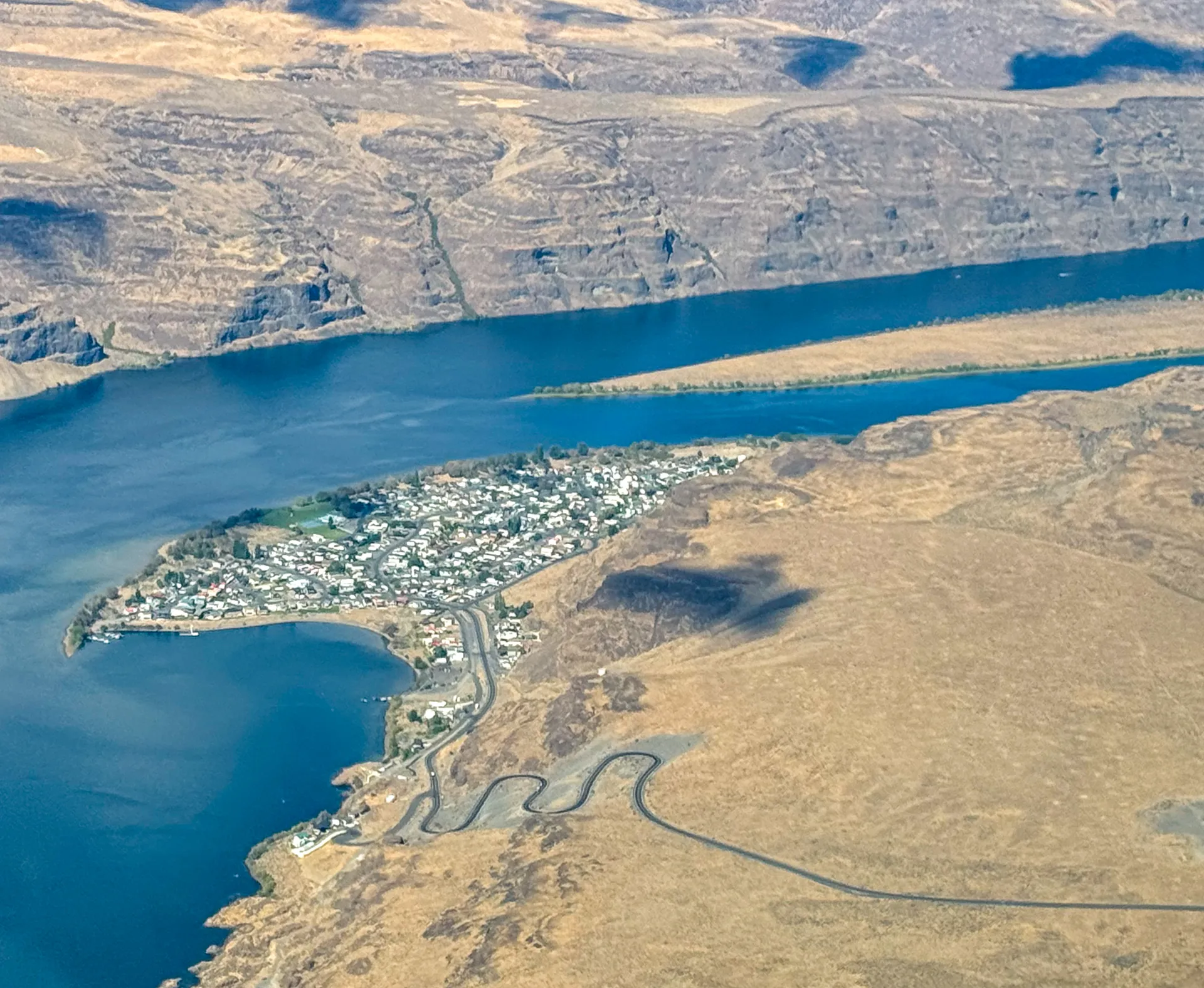 Aerial view of Sunland Estates beside the Columbia River, Washington.