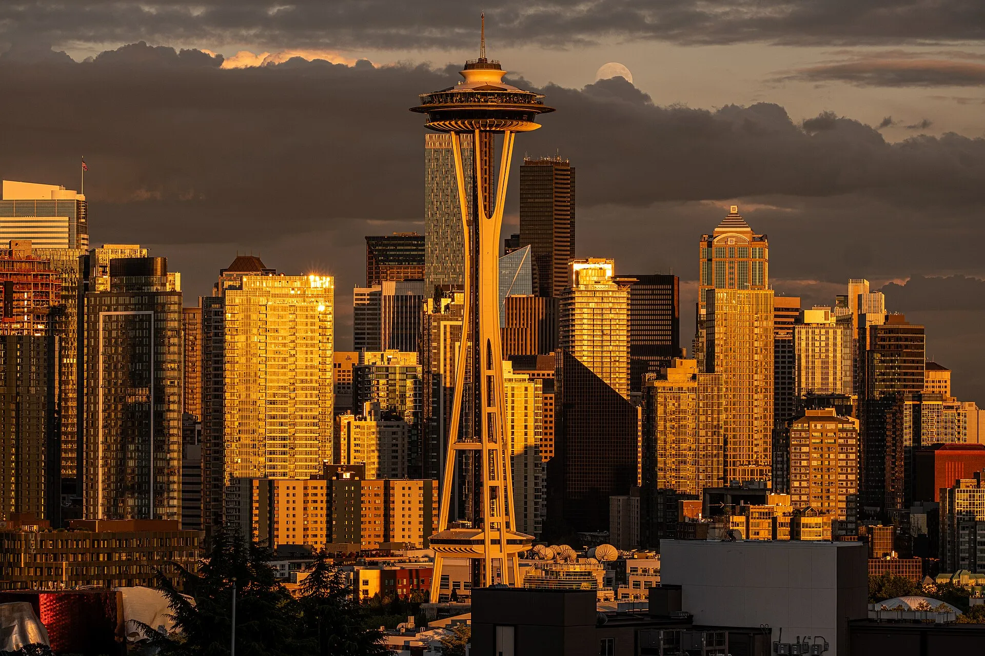 The Space Needle and downtown Seattle skyline at sunset, viewed from Kerry Park on Queen Anne in June 2026.