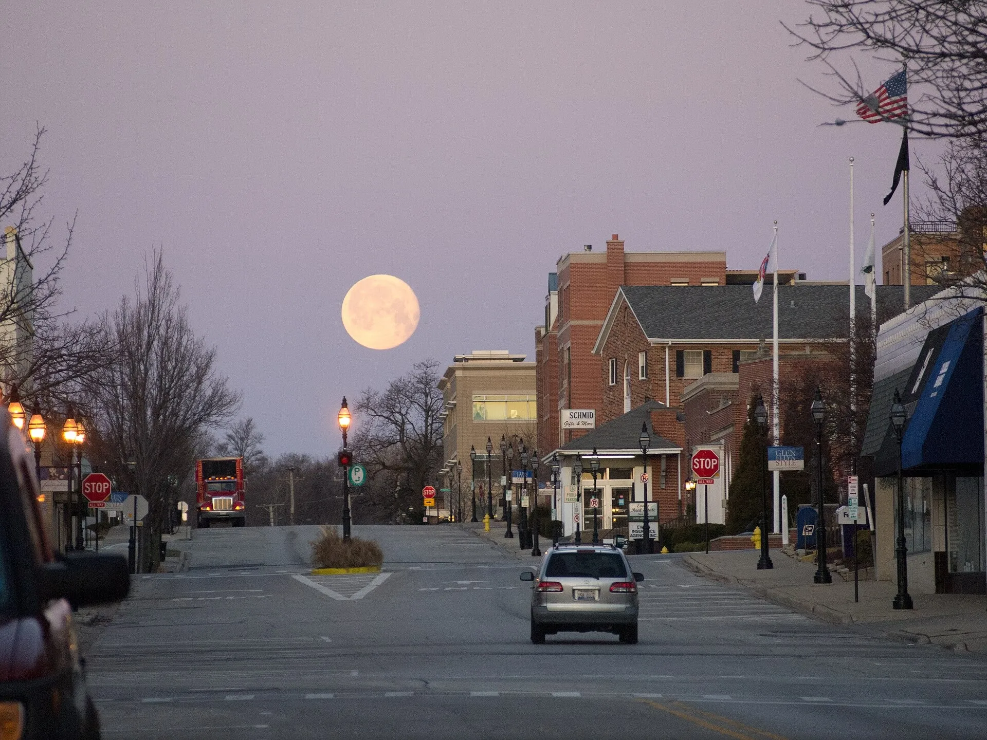 Moon setting over Pennsylvania Avenue, Glen Ellyn, Illinois. Glen Ellyn, IL.