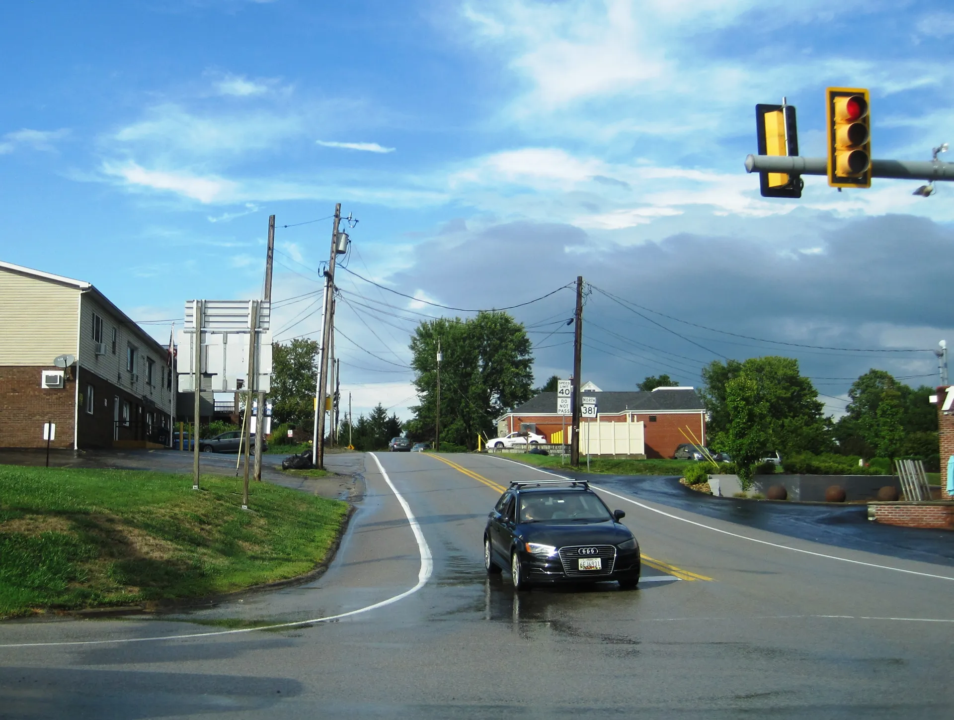 Farmington-Ohiopyle Road (Route 381) heads north from the National Pike through Farmington, past buildings and a traffic signal.