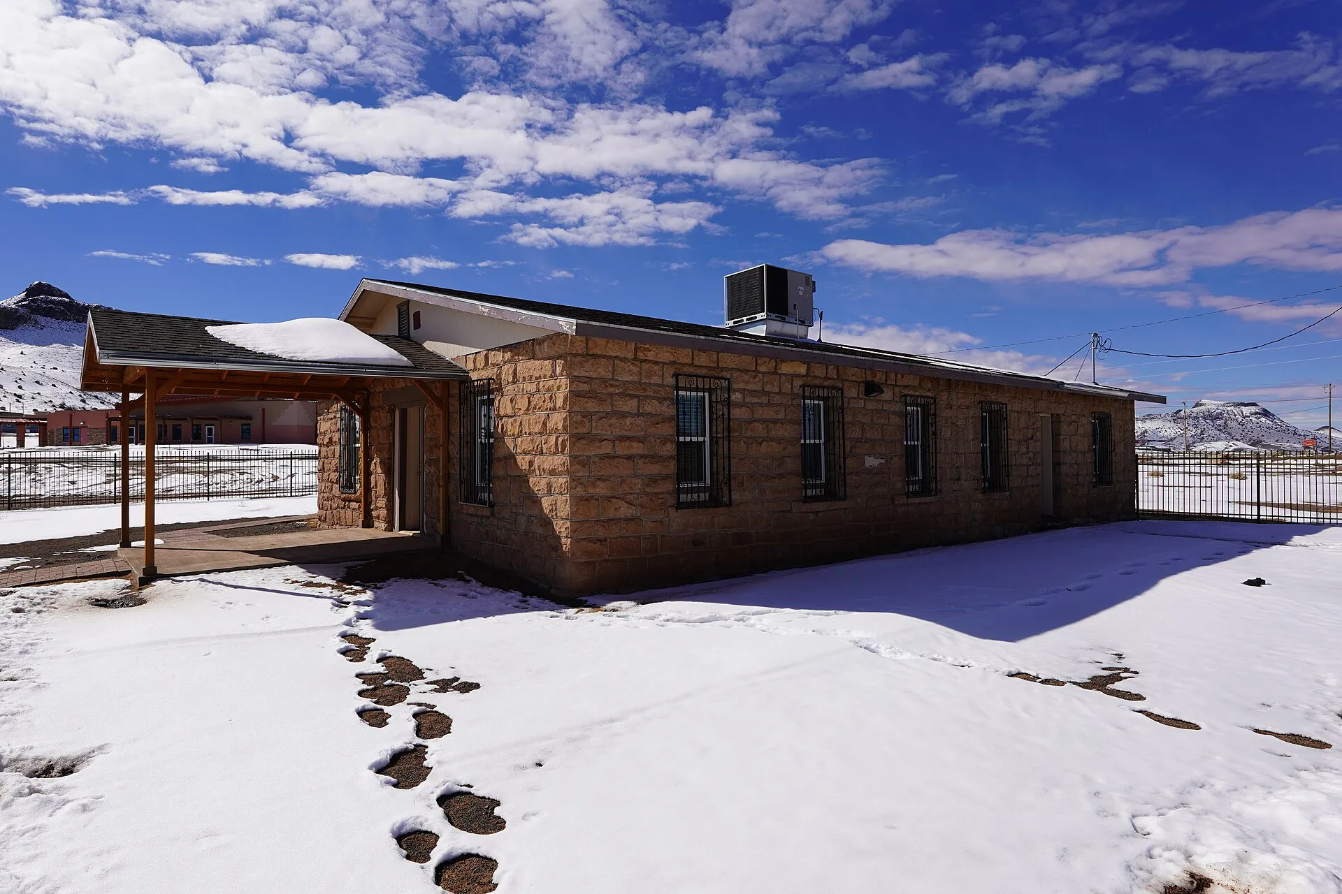 The photograph is of a meeting house used by Teesto Chapter officials. Photograph taken on 2019-02-27T17:25:35Z.
