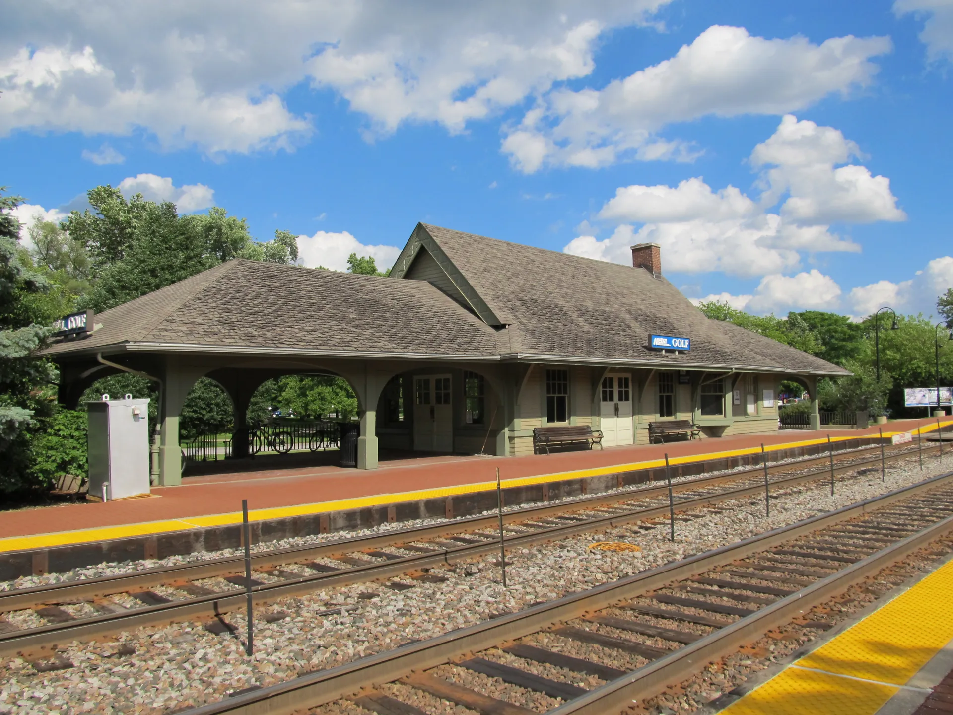 Golf Metra station platform in Golf, Illinois.