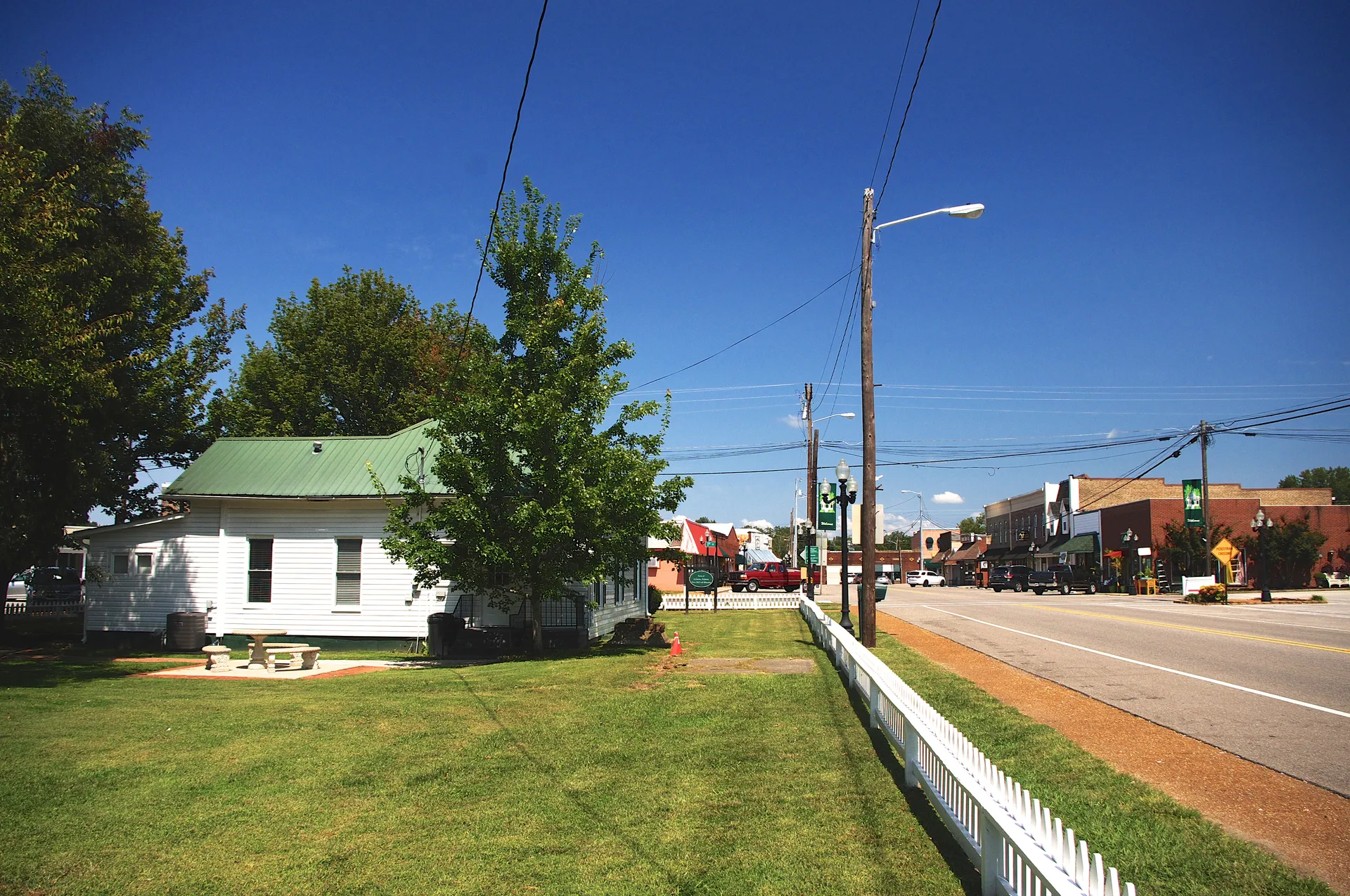 Town Hall (left) and Ardmore Avenue (Alabama State Route 53) in Ardmore, Alabama, United States.
