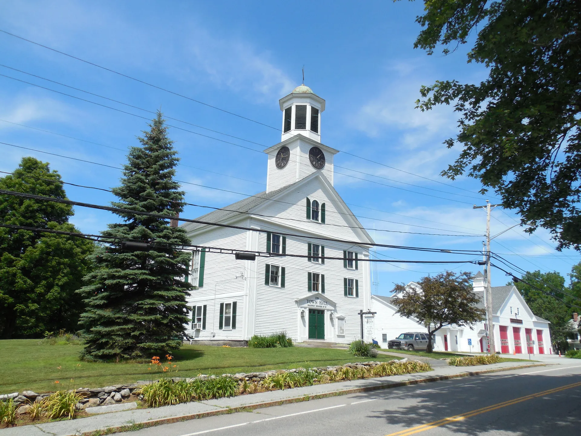 Mont Vernon Town Hall with white steeple in Mont Vernon, New Hampshire.